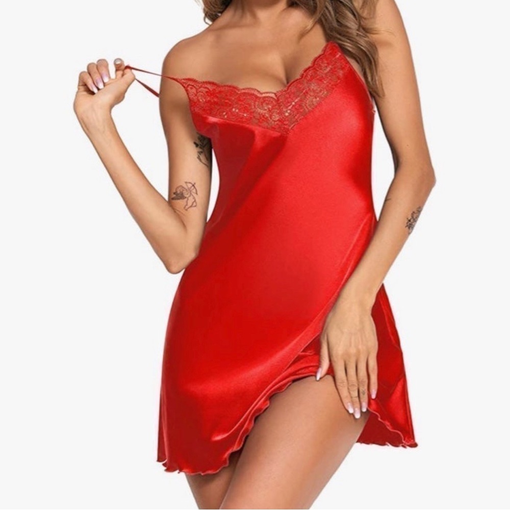 🌟 - NWT RED SATIN AND LACE CHEMISE💋